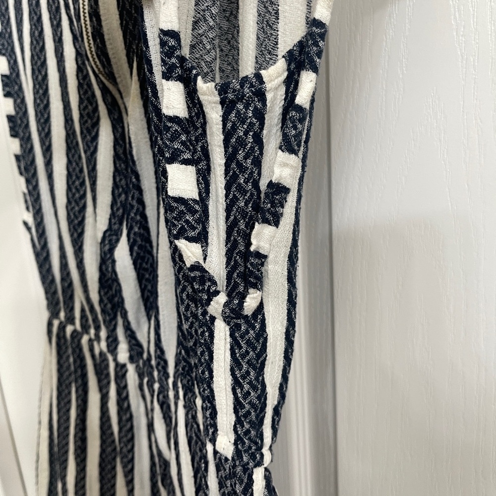 Universal Thread Romper Women's M Navy Blue Cream Striped Sleeveless - Picture 5 of 6